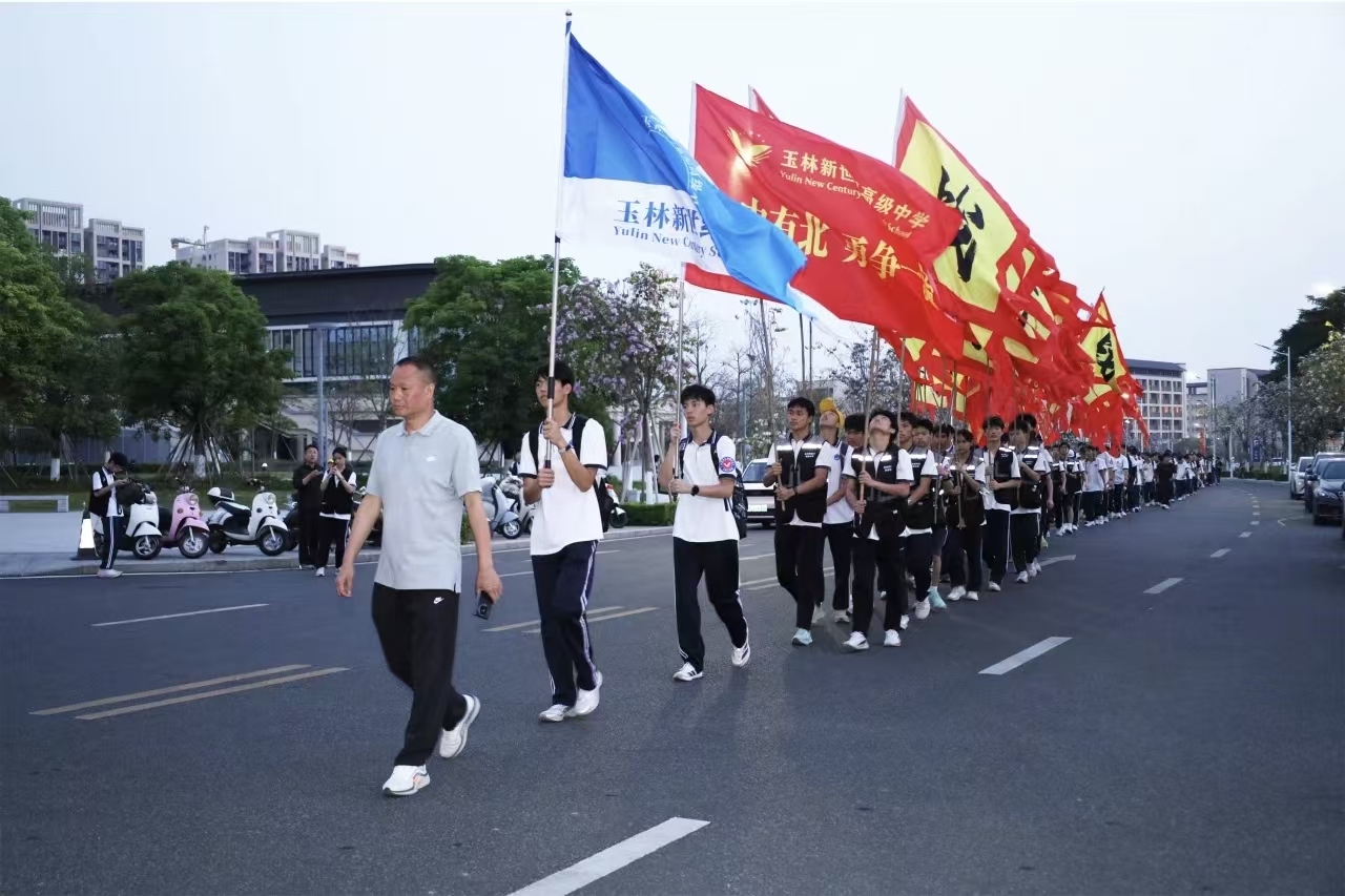 远足拉练学生队伍