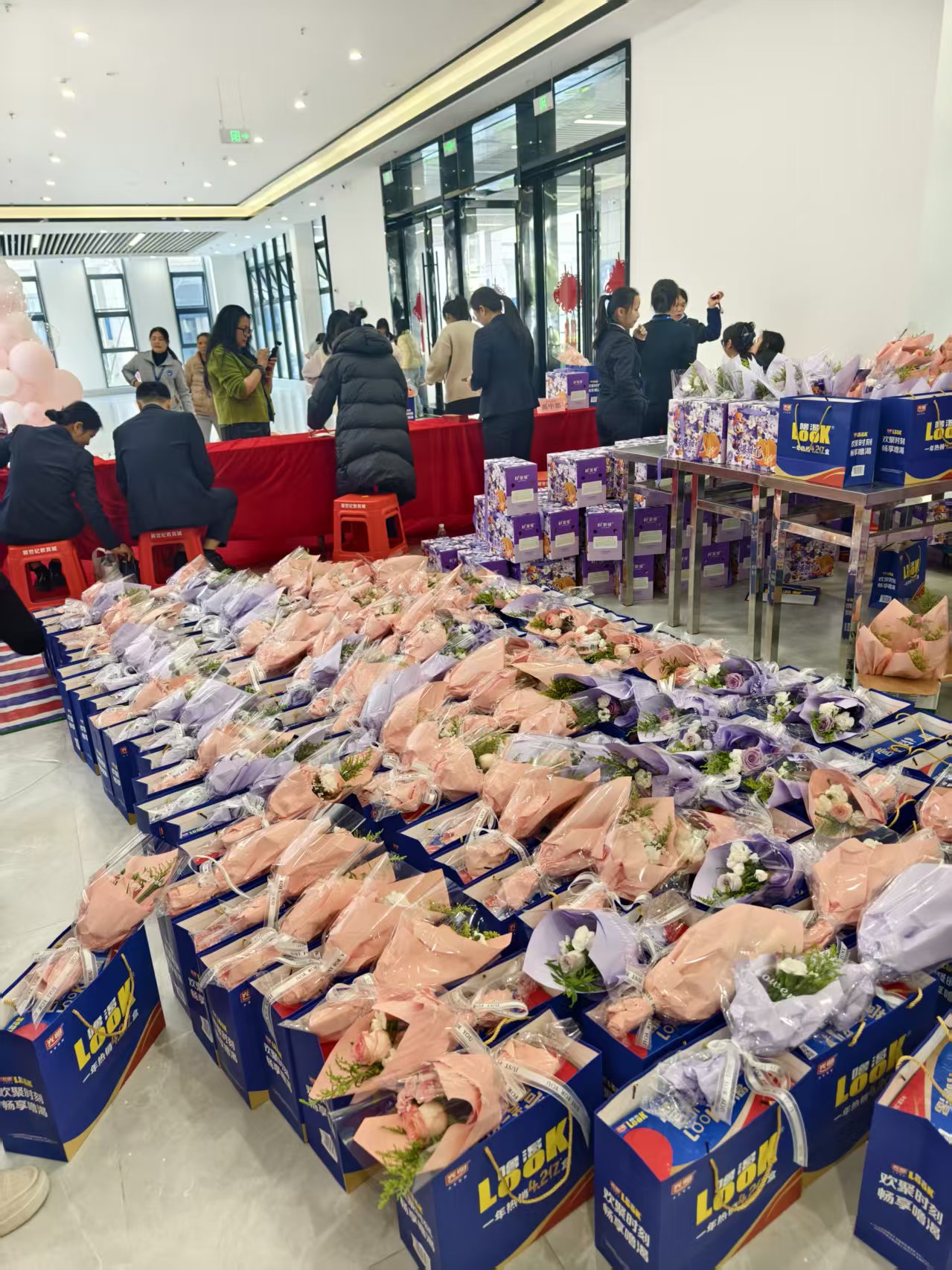 妇女节活动鲜花与礼品准备现场